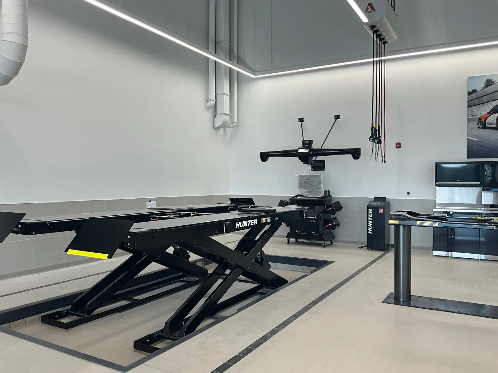 Hunter alignment rack and measurement equipment installed in a finished bay